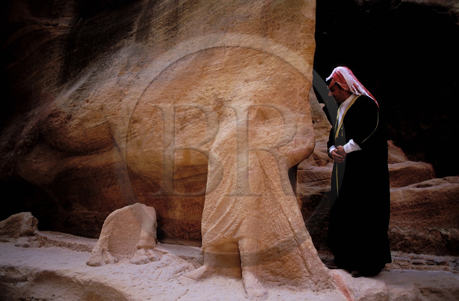 Jordanie, site archéologique de Petra, la sculpture d' Un chamelier avec ses bêtes