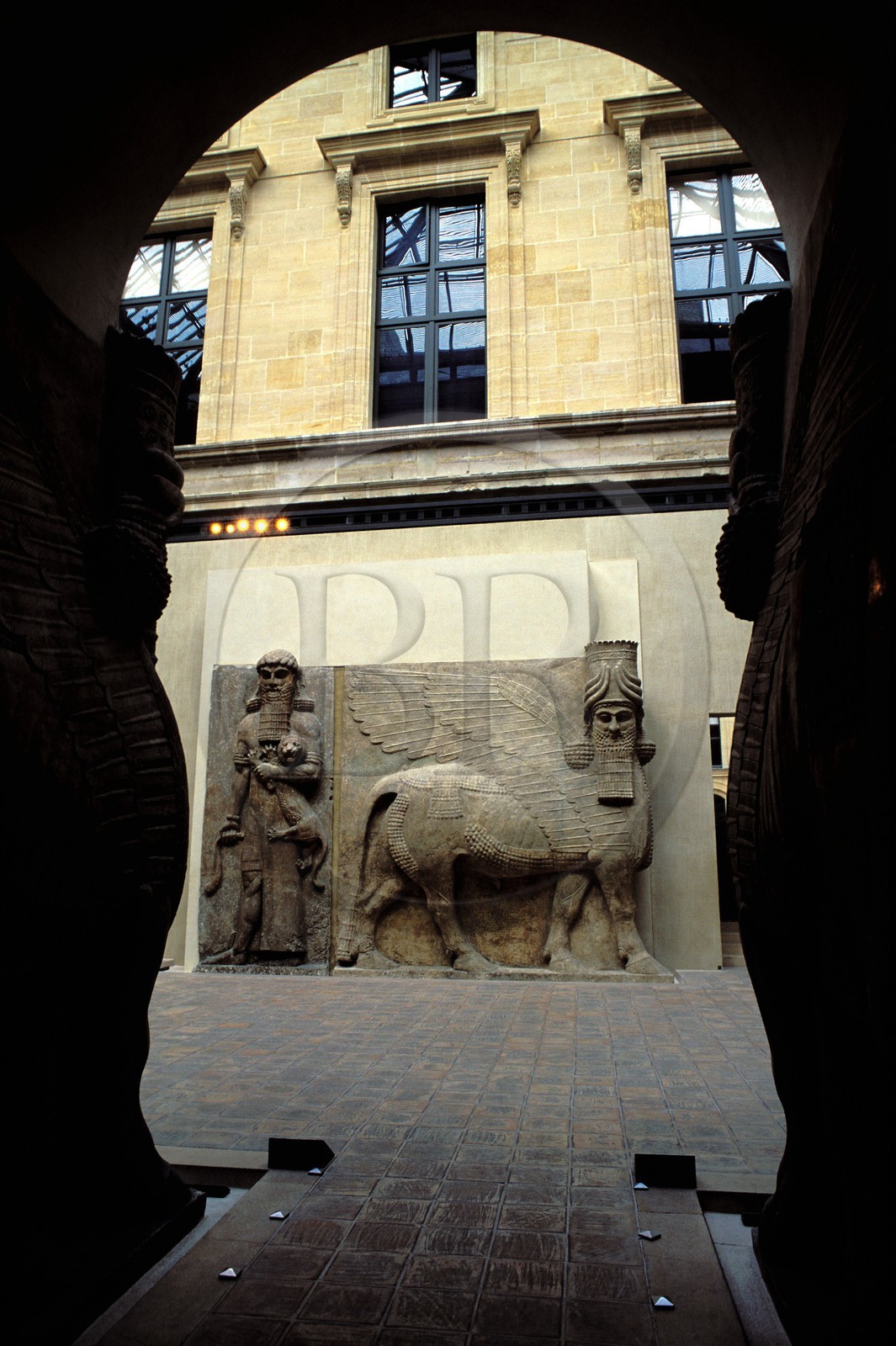 France, Paris (75), Le Louvre, bas-reliefs assyriens dans la cour Khorsabad, taureau ailé