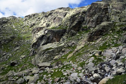 France, Alpes-Maritimes, parc national du Mercantour (Mercantour National Park), the Vallee des Merveilles (Valley of Wonders) scattered with thousands of rupestral engravings of the Bronze Age, hikers on the trail GR 52