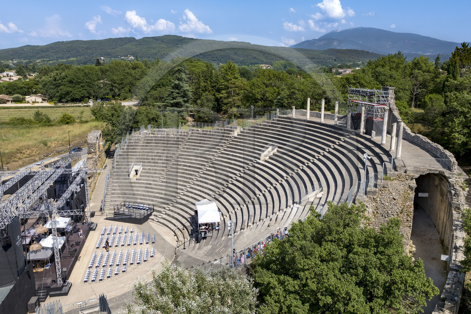 France, Vaucluse (84), Vaison-la-Romaine, site archéologique de Puymin, le theatre antique (Ier siècle) le Mont Ventoux en arrière-plan (vue aérienne)