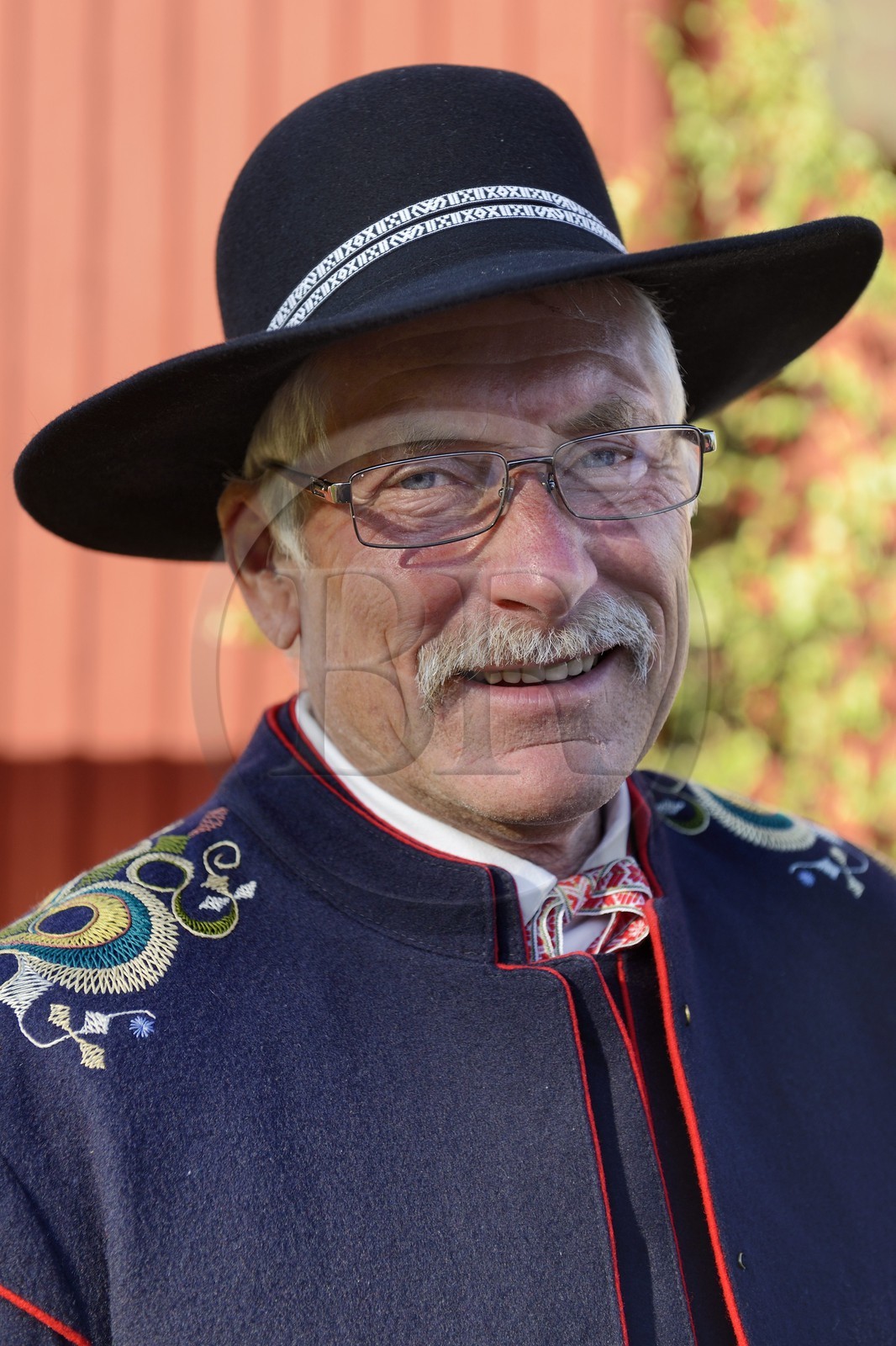 Suède, comté de Dalécarlie, région de Leksand, célébrations du solstice d'été dans le petit hameau de Hjulbäck, homme en costume traditionnel Suède, comté de Dalécarlie, région de Leksand, célébrations du solstice d'été dans le petit hameau de Hjulbäck, homme en costume traditionnel