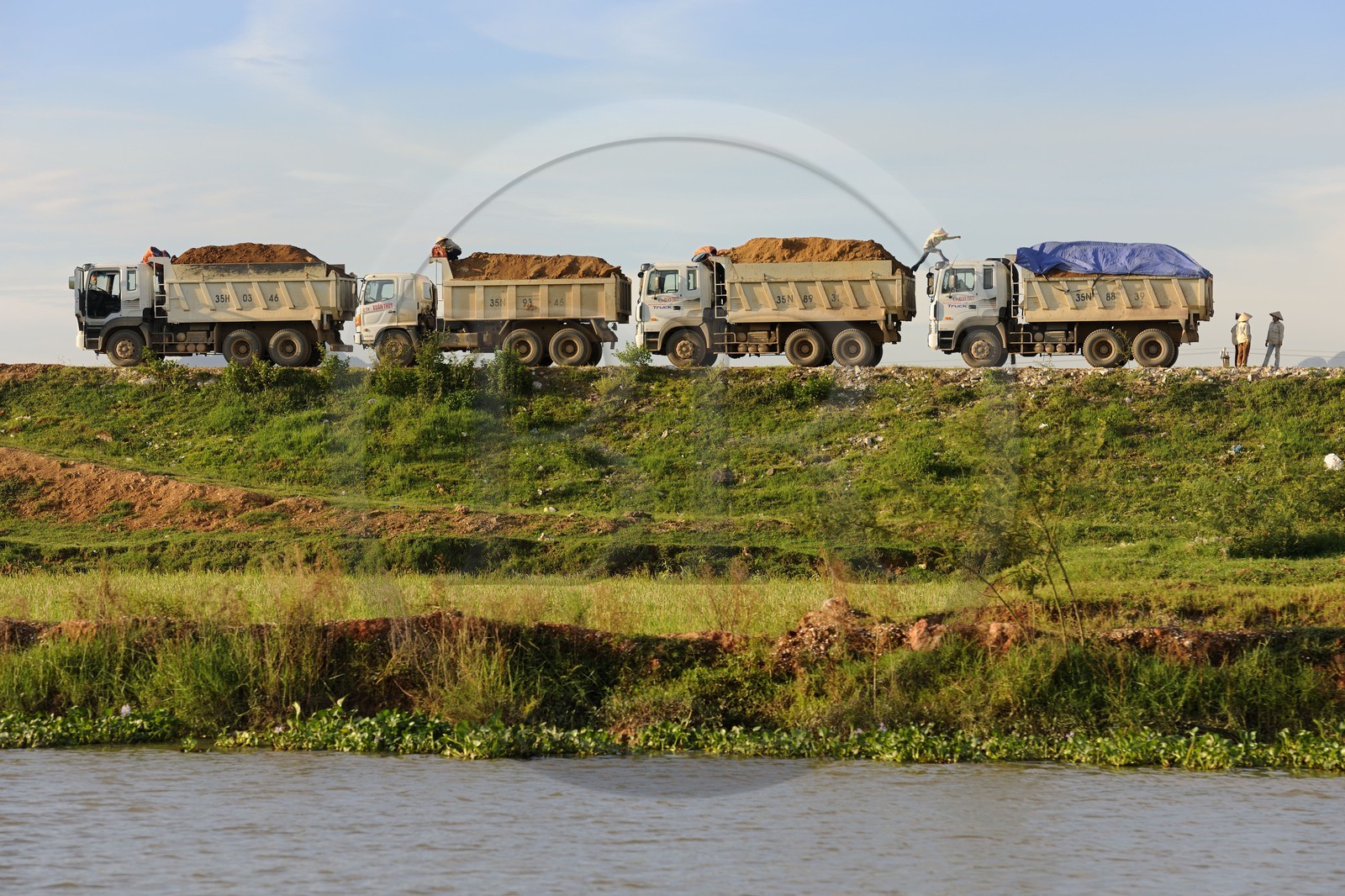 Vietnam, province de Ninh Binh, chantier sur une nouvelle digue Vietnam, province de Ninh Binh, chantier sur une nouvelle digue