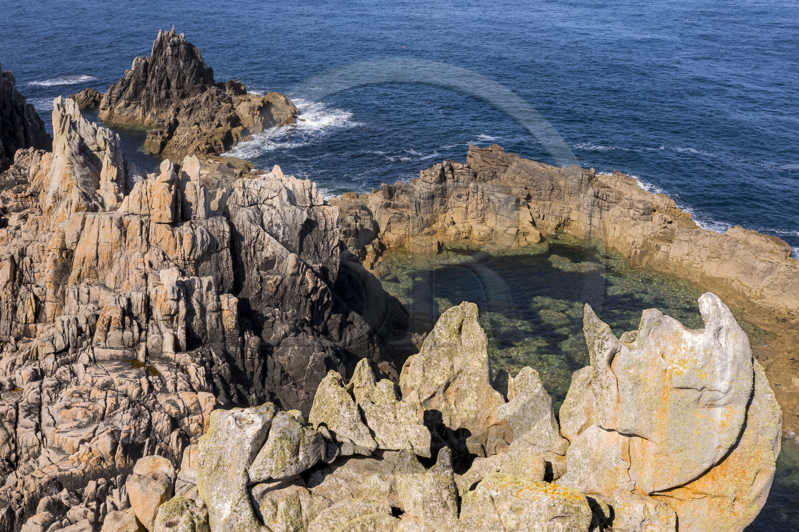 France, Finistère (29), Mer d'Iroise, Ile d'Ouessant, rochers façonnés par les tempêtes au pied du phare du Créac’h, certains ont des formes originales ici le Roi Gradlon (vue aérienne)