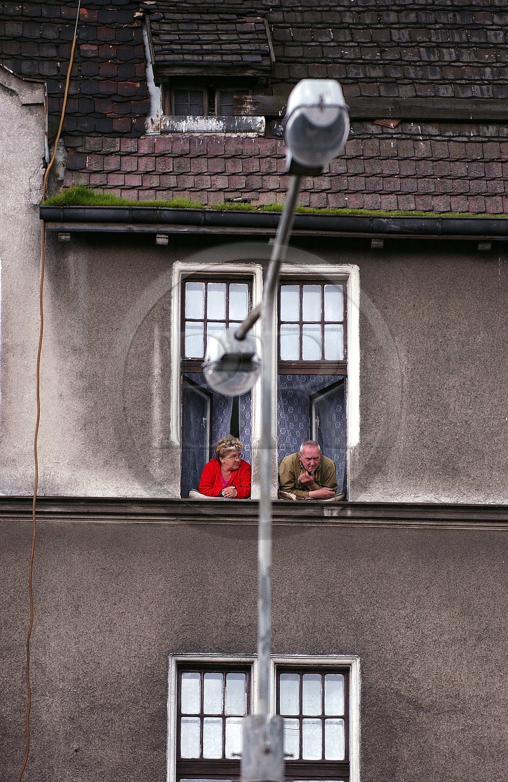 Pologne, Poméranie Orientale, Gdansk, vieux couple à sa fenêtre près du chantier naval Pologne, Poméranie Orientale, Gdansk, vieux couple à sa fenêtre près du chantier naval