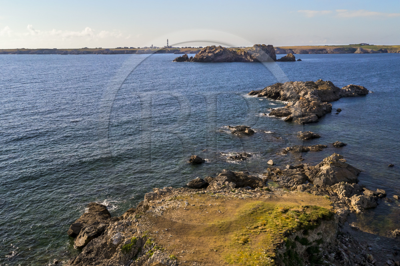 France, Finistère (29), Mer d'Iroise, Ile d'Ouessant, la Pointe de Penn ar Viler sur la cote Sud et la Baie de Lampaul, le phare du Créac’h en arrière plan (vue aérienne)