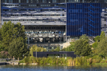 France, Hérault (34), Montpellier,  quartier de Port Marianne, l'Hotel de Ville conçu par les architectes Jean Nouvel et François Fontès et le Bassin Jacques Coeur au premier plan