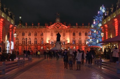 France, Meurthe-et-Moselle (54), Nancy, place Stanislas (ancienne Place Royale) lors de la fête de la Saint-Nicolas, classée Patrimoine Mondial de l'UNESCO, le grand sapin de Noël décoré et l'Hotel de ville en arrière plan
