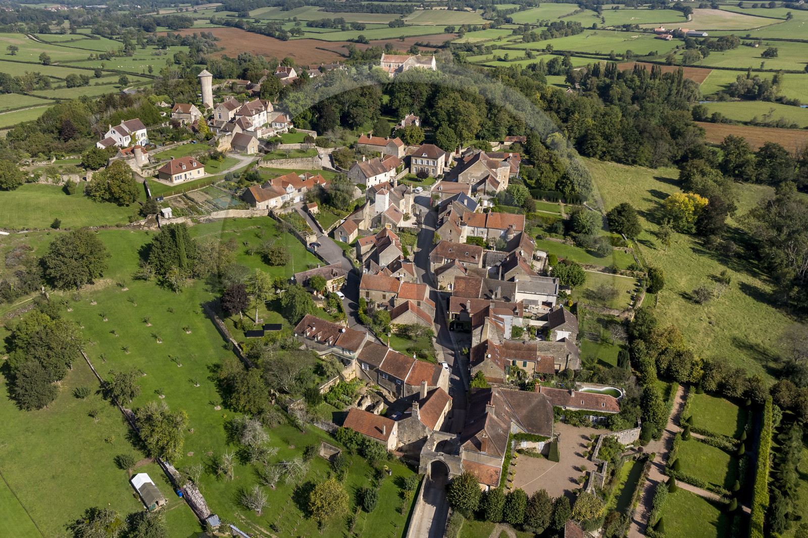 France, Yonne (89), Montréal (Bourgogne), le village dominée par la collégiale Notre-Dame de syle roman du XIIème siècle (vue aérienne)