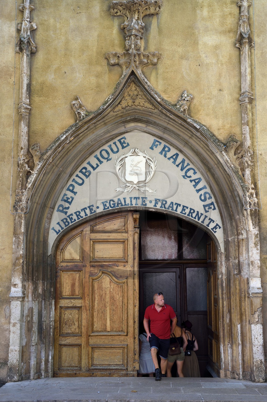 France, Var (83), Parc Naturel Régional du Verdon, village de Aups, tympan de l'église Saint-Pancrace avec la mention République française, liberté, égalité, fraternité