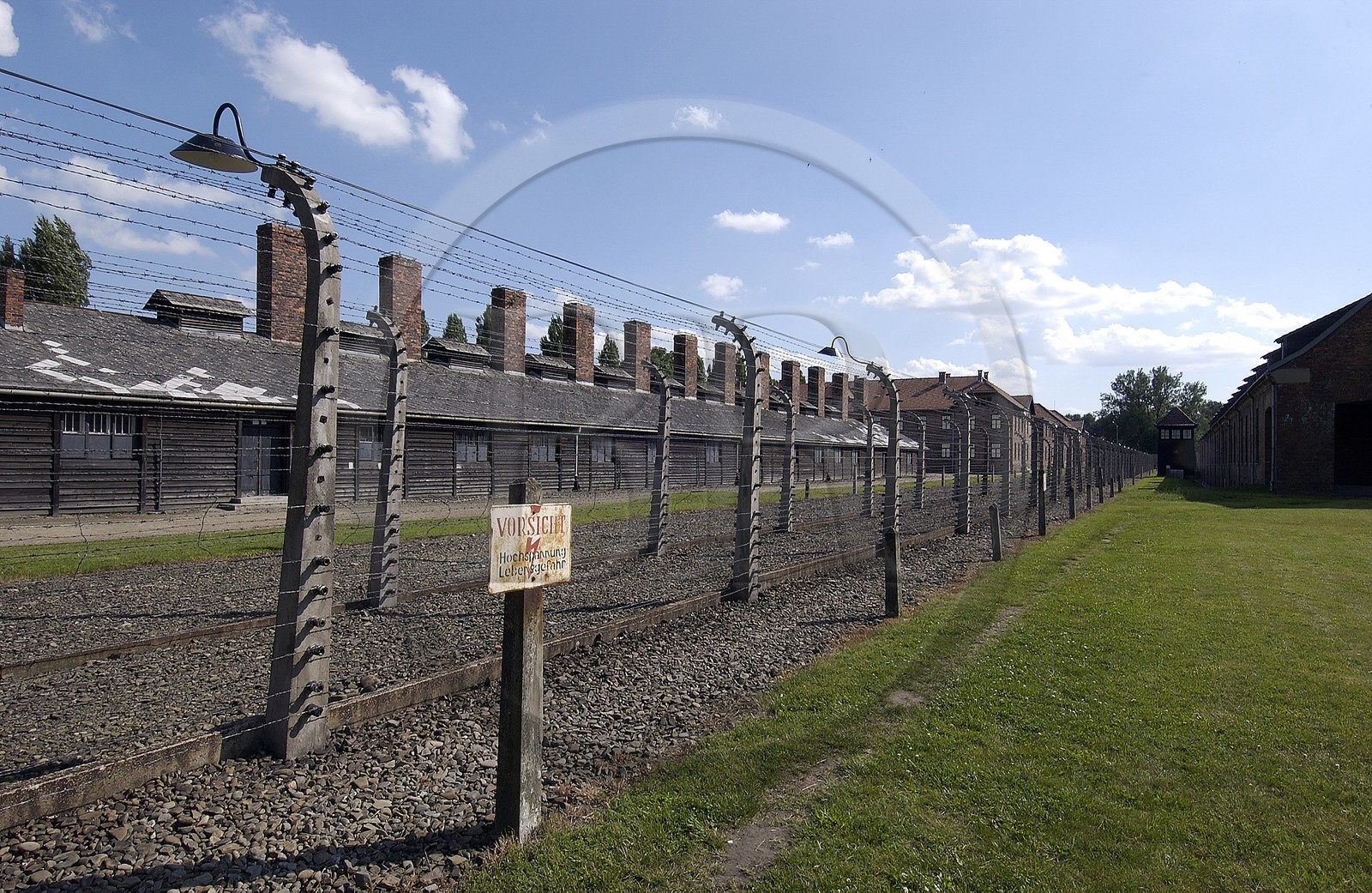 Pologne, région de la Petite-Pologne, environs de Cracovie, village d' Oswiecim, Camp allemand nazi de concentration et d'extermination d'Auschwitz( 1940-1945), classé Patrimoine Mondial de l'UNESCO, barbelés électrifié qui entourent le camp Pologne, région de la Petite-Pologne, environs de Cracovie, village d' Oswiecim, Camp allemand nazi de concentration et d'extermination d'Auschwitz( 1940-1945), classé Patrimoine Mondial de l'UNESCO, barbelés électrifié qui entourent le camp