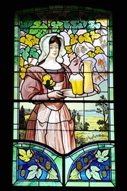 France, Meurthe-et-Moselle (54), Saint-Nicolas-de-Port, le Musée français de la brasserie, vitrail (1906) de Jacques Gruber de l'Ecole de Nancy créé à l'origine pour la brasserie de Vézelise