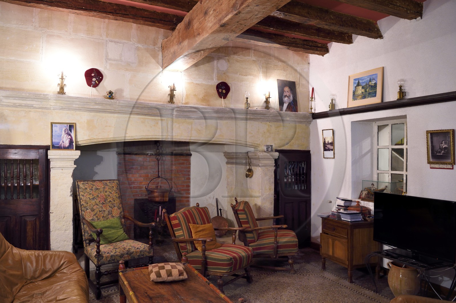 France, Bouches-du-Rhône (13), Arles, l’hotel particulier de Donine, cheminée de l'ancienne cuisine au rez de chaussée