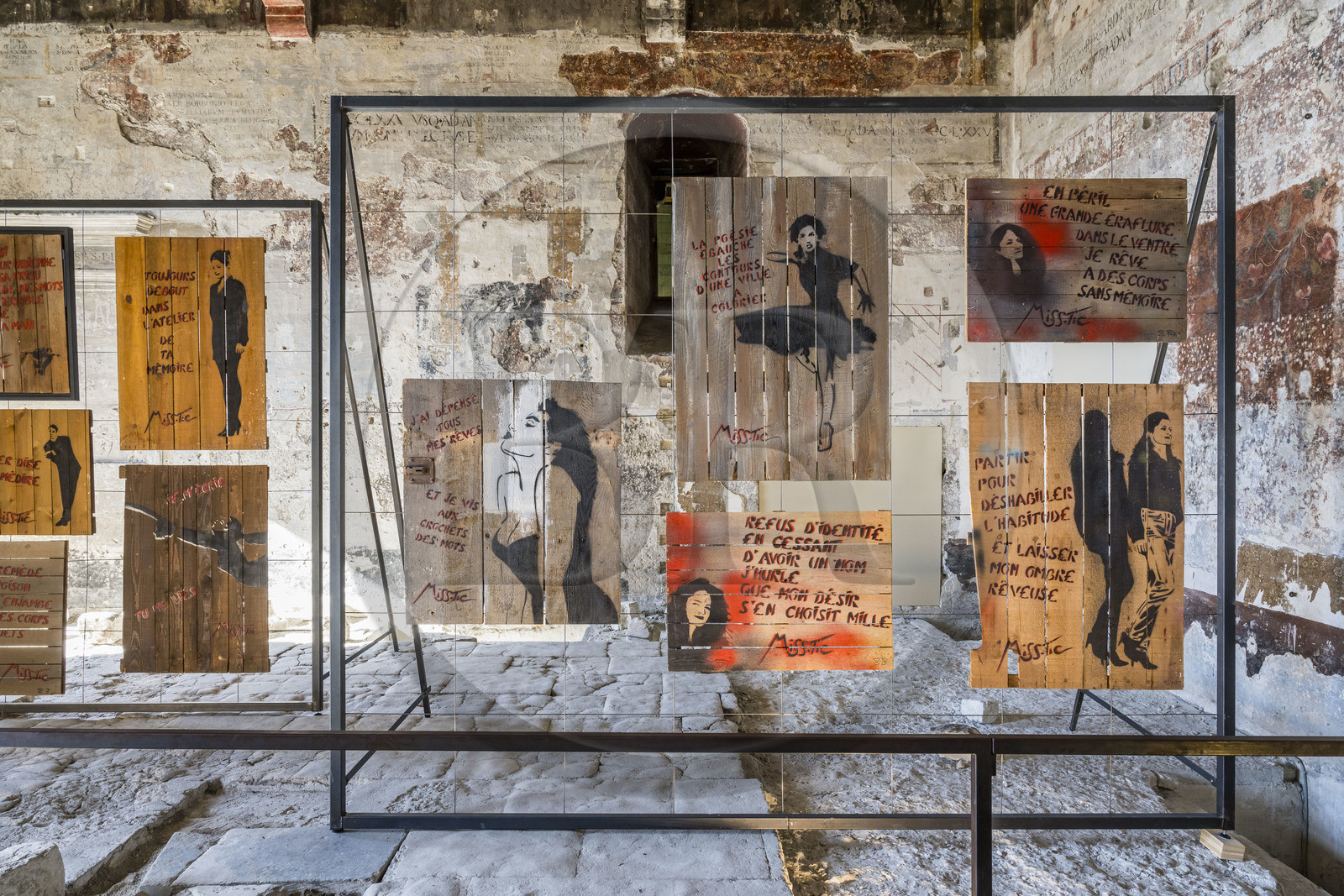 France, Vaucluse (84), Avignon, Palais des Papes classé Patrimoine mondial de l'UNESCO, chambre du Camérier, exposition A la vie, à l’amor en 2024 de l'artiste de street art Miss.Tic connue pour ses œuvres au pochoir