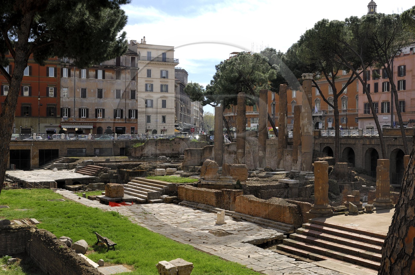 Italie, Latium, Rome, Italie, Latium, Rome, centre historique classé Patrimoine Mondial de l'UNESCO, ruine d'un temple Italy, Lazio, Rome, Italy, Lazio, Rome, historical centre listed as World Heritage by UNESCO, ruins of a temple