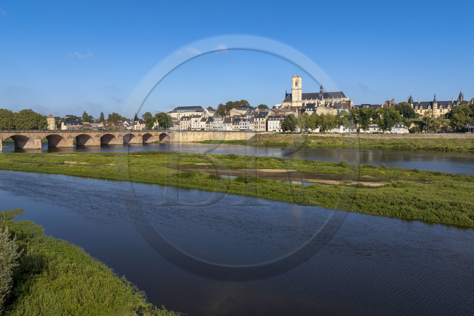 France, Nièvre (58), Nevers, les iles sur la Loire en amont du Pont de la Loire, le quai de Mantoue et la cathédrale Saint-Cyr-et-Sainte-Julitte en arrière plan (vue aérienne)