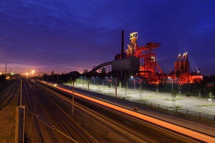France, Moselle (57), Vallée de la Fensch, usine sidérurgique d'Uckange, Parc du Haut-fourneau U4, mise en lumière Tous Les Soleils par l'artiste plasticien (C) Claude Lévêque