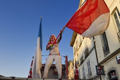 France, Pyrénées-Atlantiques (64), Pays-Basque, Bayonne, show avant un derby de Robert Rabagny dit Geronimo, ex-mascotte du club de rugby Biarritz Olympique