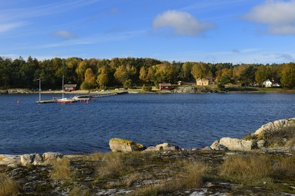 Suède, Västra Götaland, Iles Koster, Sydkoster, maisons et jetée de Bergdalen