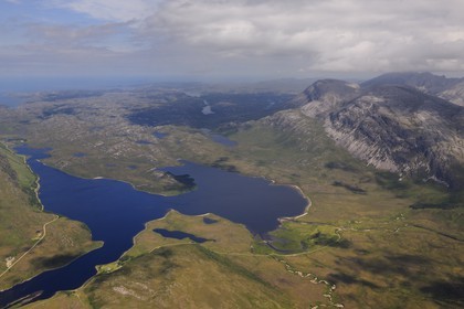 Royaume-Uni, Ecosse, Highland, Sutherland, Loch Stack dans les Highlands du Nord et le Mont Arkle à droite (vue aérienne)