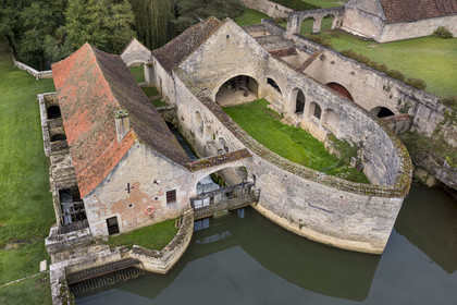 France, Côte-d'Or (21), Buffon, la Grande Forge de Buffon alimenté par le bief de l'Armançon (vue aérienne)