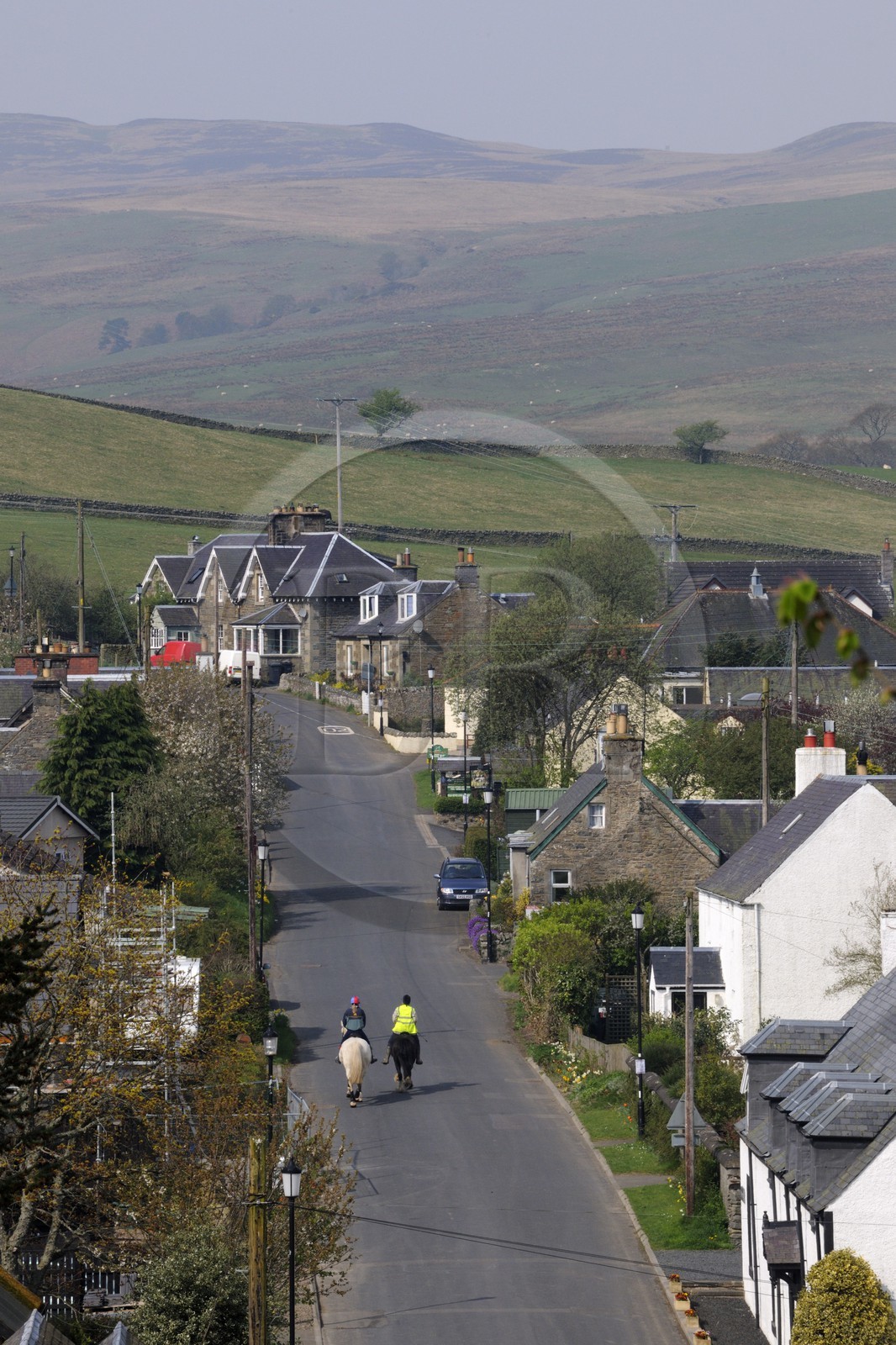 Royaume-Uni, Ecosse, région des Borders, Selkirkshire, cavaliers remontant la rue principale du village d'Ettrickbridge