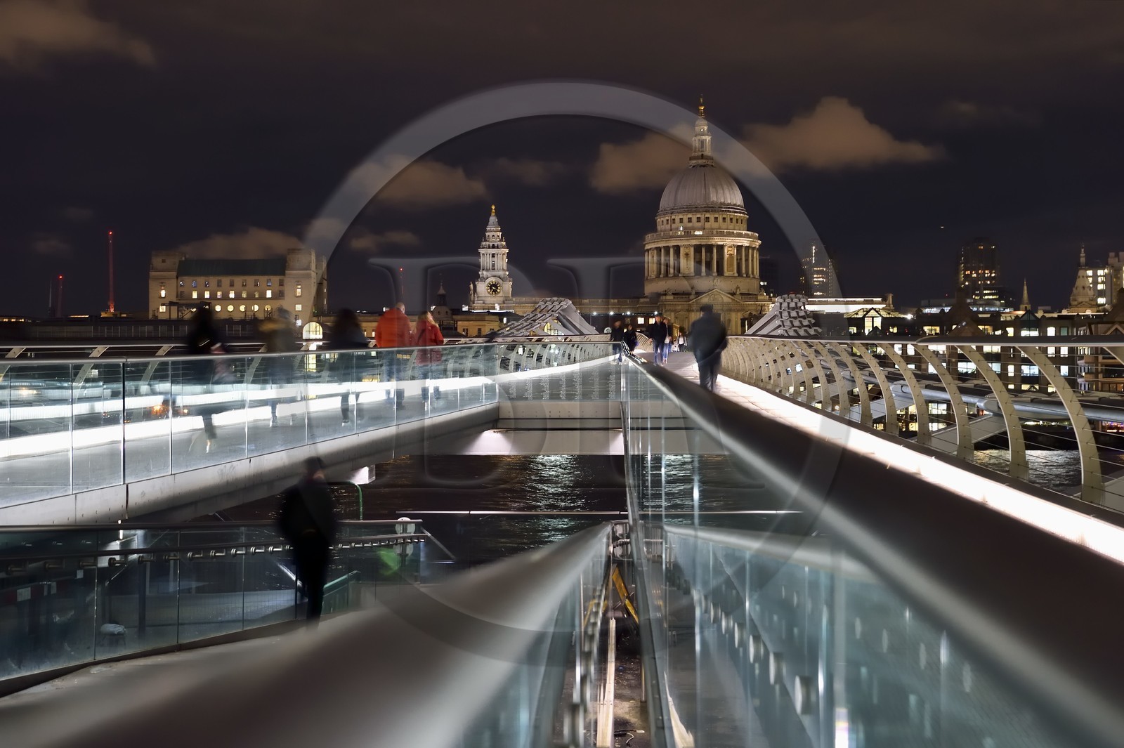 Royaume-Uni, Londres, le pont du Millénaire (Millennium Bridge) de l'architecte Norman Foster sur la Tamise et la cathédrale Saint-Paul en arrière plan