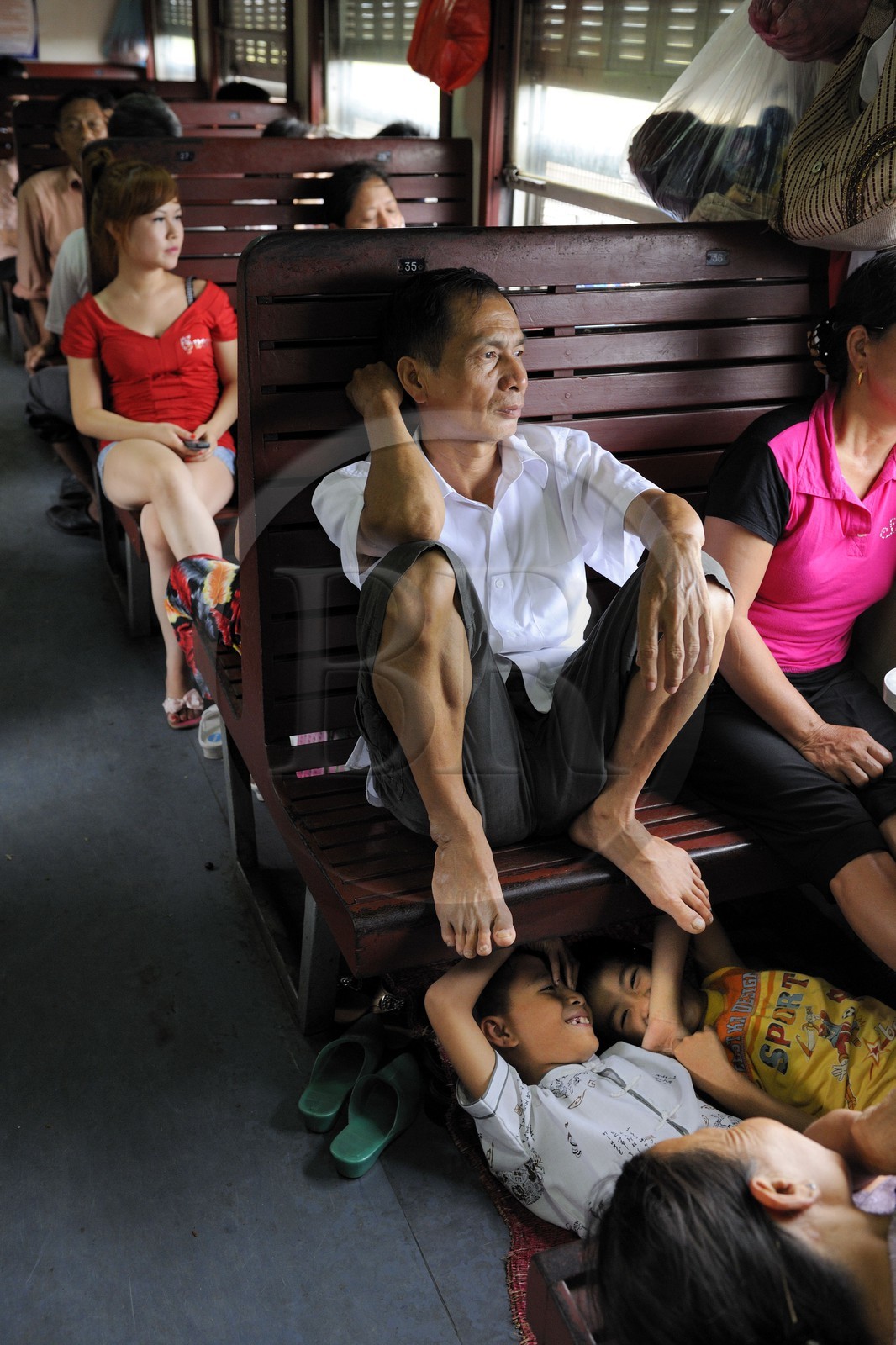 Vietnam, train de jour de Lao Cai à Hanoï, classe assis dur non climatisé, on dort où l'on peut