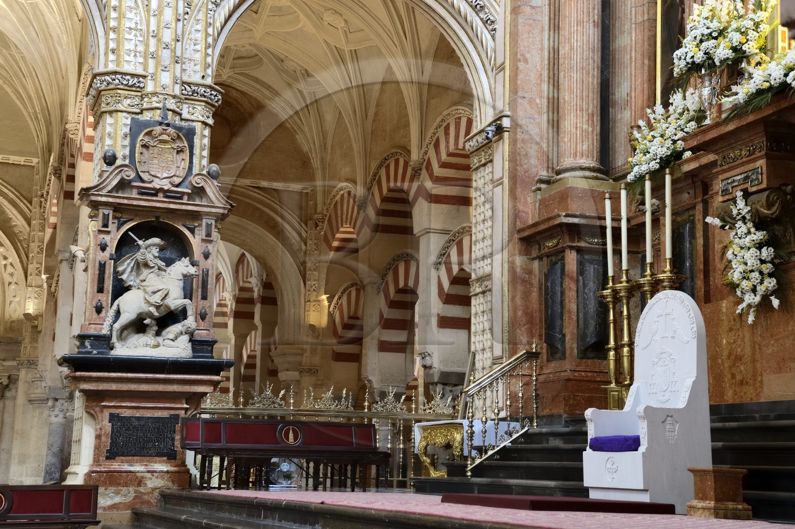 Espagne, Andalousie, Cordoue, centre historique classé Patrimoine Mondial de l'UNESCO, la Mezquita, mosquée-cathédrale, intégration de la cathédrale dans la mezquita