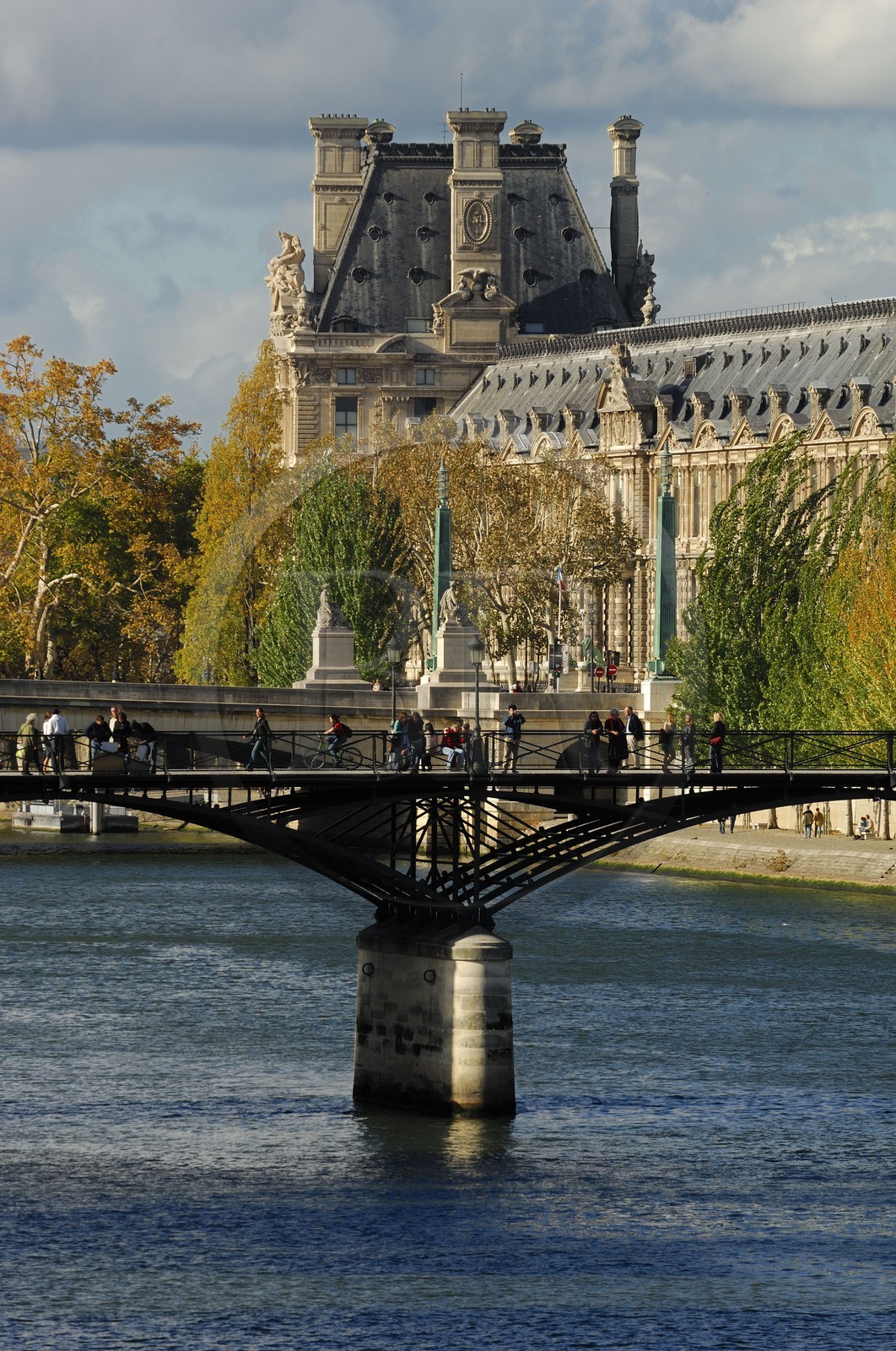 France, Paris (75), le Pont des Arts et le Louvre au fond