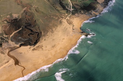 France, Morbihan (56), la presqu'ïle de Quiberon, la plage de la côte sauvage (vue aérienne)