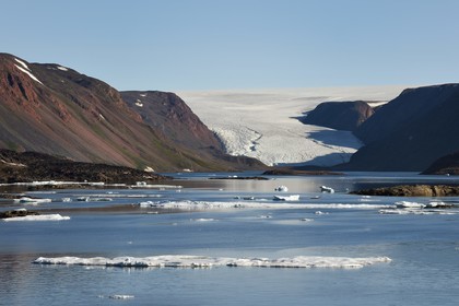Groenland, cote Nord-Ouest, Smith sound au nord de la baie de Baffin, Inglefield Land, site de Etah dans le Foulke fjord, campement inuit aujourd'hui abandonné qui servit de base à plusieurs expéditions polaires, glacier Brother John et la calotte glaciaire en arrière plan