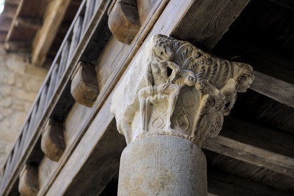 France, Aude (11), village de Lagrasse, labellisé Les Plus Beaux Villages de France, abbaye Sainte-Marie de Lagrasse, chapiteau de la luxure attribué au maître de Cabestany