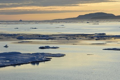 Groenland, cote Nord-Ouest, Smith sound, banquise en train de fondre