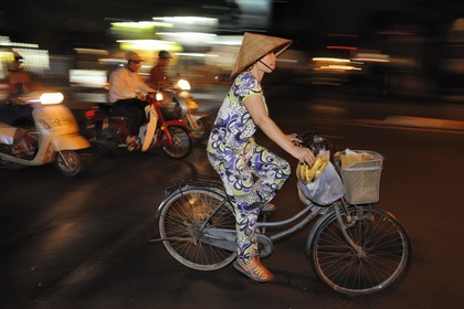 Vietnam, Hanoï, circulation à vélo dans la vieille ville