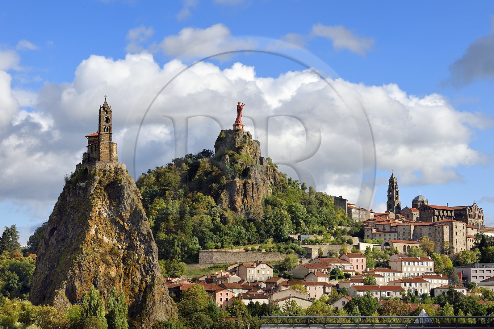 France, Haute-Loire (43), Le Puy-en-Velay, étape classée Patrimoine Mondial de l'UNESCO dans le cadre des chemins de Compostelle, vue sur la ville avec la Chapelle Saint-Michel d'Aiguilhe perchée sur un piton volcanique à gauche, la statue Notre Dame de France (de 1860) sur le Rocher Corneille surplombant la cathédrale Notre Dame de l'Annonciation du XIIe siècle à droite France, Haute-Loire (43), Le Puy-en-Velay, étape classée Patrimoine Mondial de l'UNESCO dans le cadre des chemins de Compostelle, vue sur la ville avec la Chapelle Saint-Michel d'Aiguilhe perchée sur un piton volcanique à gauche, la statue Notre Dame de France (de 1860) sur le Rocher Corneille surplombant la cathédrale Notre Dame de l'Annonciation du XIIe siècle à droite