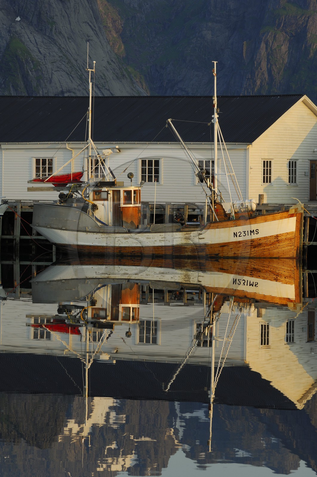 Norvège, Nordland, Iles Lofoten, Ile de Moskenes, port de pêche de Hamnoy près de Reine au soleil de minuit