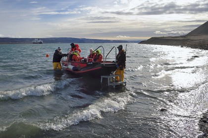 Groenland, cote ouest, Baie de North Star, Wolstenholme fjord, Dundas (Thulé), débarquement sur la plage en PolarCirkel boat de passagers du bateau de croisière MS Fram de la compagnie Hurtigruten