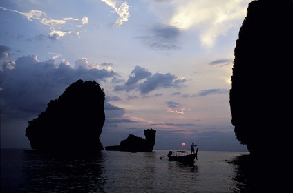 Thaïlande, Archipel de Ko Phi Phi, île de Phi Phi Don, Nui Bay au coucher du soleil