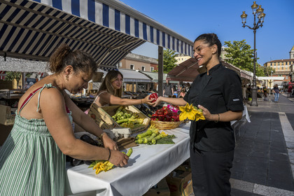 France, Alpes-Maritimes (06), Nice classée Patrimoine Mondial de l'UNESCO, le Vieux Nice, le marché du cours Saleya, Virginie Acchiardo, chef du restaurant Chez Acchiardo dans la rue Droite fait son marché chez son amie d'enfance la maraichère Nathalie Travia (Chilini) et sa fille Angélique