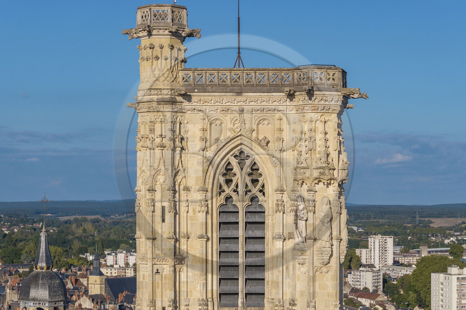 France, Nièvre (58), Nevers, cathédrale Saint-Cyr-et-Sainte-Julitte, la tour Bohier (vue aérienne)