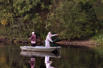 France, Haute-Loire (43), Parc naturel régional Livradois-Forez, Sembadel, le lac de Malaguet, pêche à la mouche