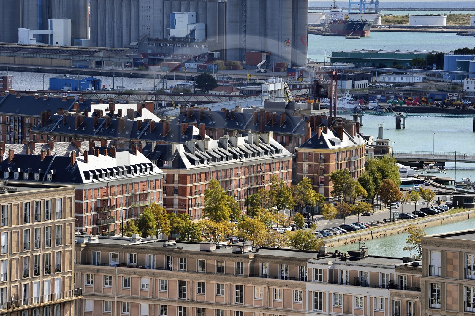 France, Seine-Maritime (76), Le Havre, quartier Saint-François dit quartier Breton et le port de commerce en arrière plan France, Seine-Maritime (76), Le Havre, quartier Saint-François dit quartier Breton et le port de commerce en arrière plan