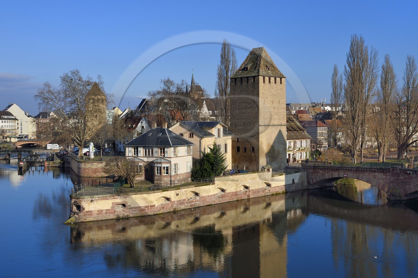 France, Bas-Rhin (67), Strasbourg, vieille ville classée au Patrimoine Mondial de l'UNESCO, quartier de la Petite France, les Ponts Couverts et la cathédrale Notre-Dame en arrière plan