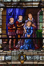 France, Moselle (57), Vallée de la Fensch, Hayange, vitrail dans l’église Saint-Martin représentant l’épouse de Henri de Wendel avec ses enfants et chiffre de la famille Wendel