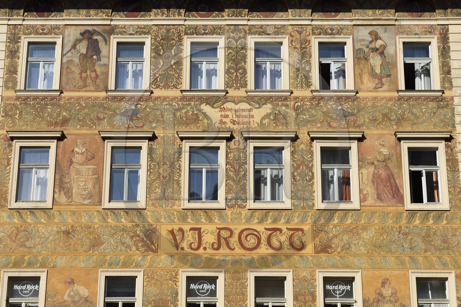 République Tchèque, Prague, centre historique classé Patrimoine Mondial de l'UNESCO, la vieille ville (Stare Mesto), la petite place Malé Namesti derrière la grande place Staromestske, façade de la maison Rott (U Rotta) avec ornementation par sgraffite