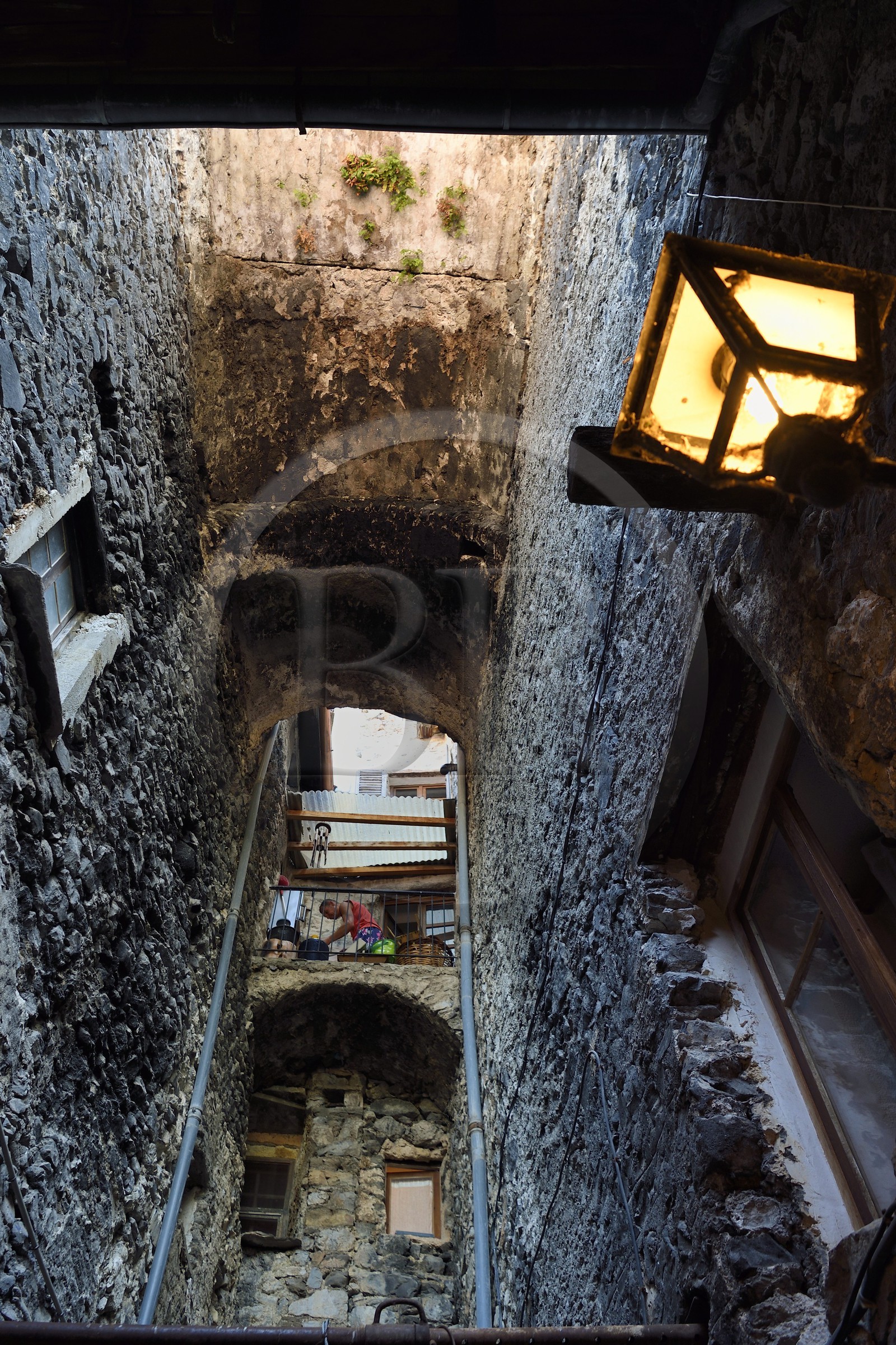 France, Alpes-Maritimes (06), vallée de la Roya (arrière-pays niçois), au pied du parc national du Mercantour, Saorge, arcs de confortement entre deux maisons et balcon