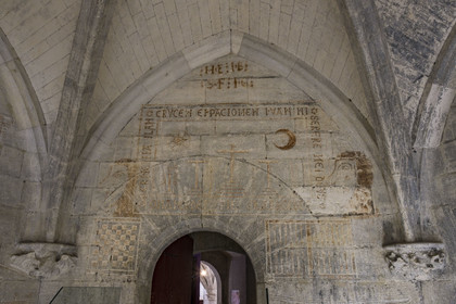 France, Bouches-du-Rhône (13), Tarascon, le chateau du roi René datant du XVe siècle, graffiti et ex-voto du prisonnier catalan, gravés par un prisonnier de René Ier vers 1480, dont des navires longs, galères de marchandises, brigantins, galiotes, galères de combats ou fustes mais aussi des navires ronds, cocas catalanes, nefs ibériques et caraques provençales, qui rappellent les caravelles utilisées par Christophe Colomb