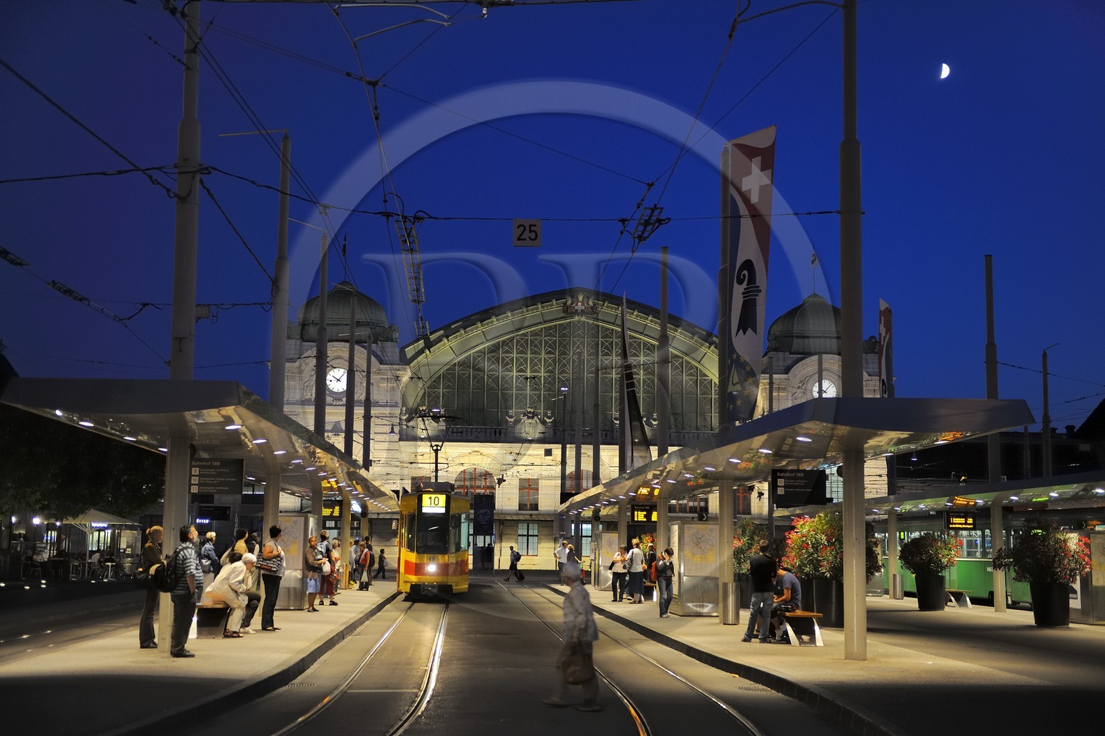 Suisse, Bâle, tram devant la gare SBB