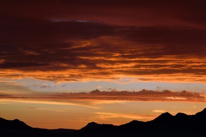 Namibie, région de Hardap, désert du Namib à l'Est du parc national Namib Naukluft vers Sossusvlei, embrasement du ciel au coucher de soleil