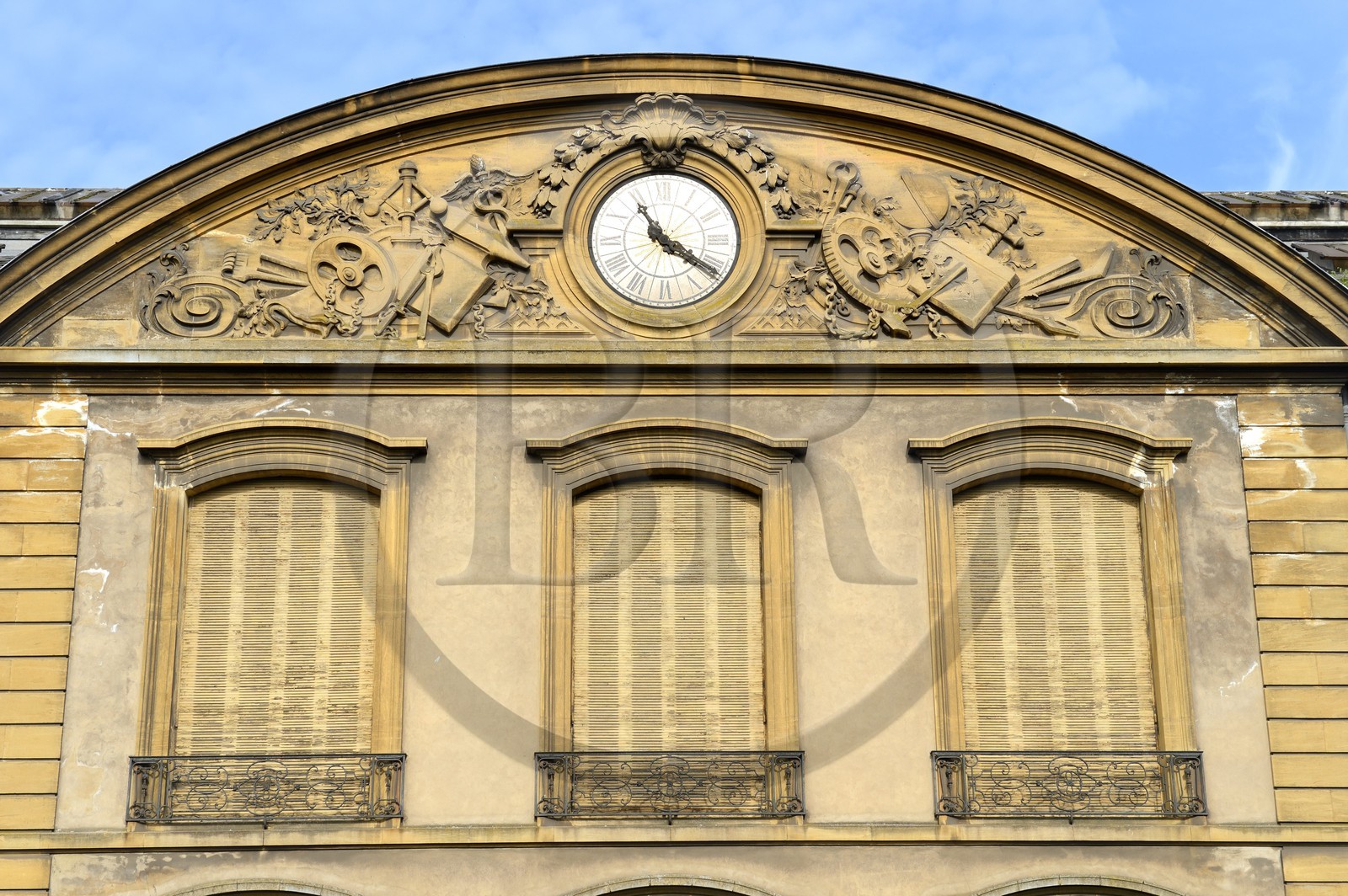 France, Moselle (57), Vallée de la Fensch, Hayange, anciens grands bureaux administratifs Wendel, fronton central, bas-relief qui évoque l’épopée sidérurgique en Lorraine